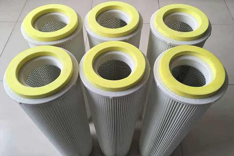 钻井机米兰（中国）在正常操作下，含尘空气经顶部入口进入HR型除尘器，然后向下经导流板分散后通过滤芯